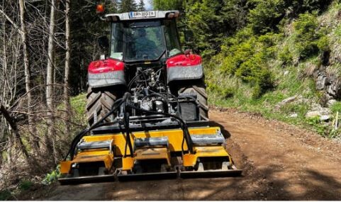 PTH Compactor_sistem treh prilagodljivih vibro plošč za teplanje tal_gradnjo cest in gozdnih poti PTH Compactor